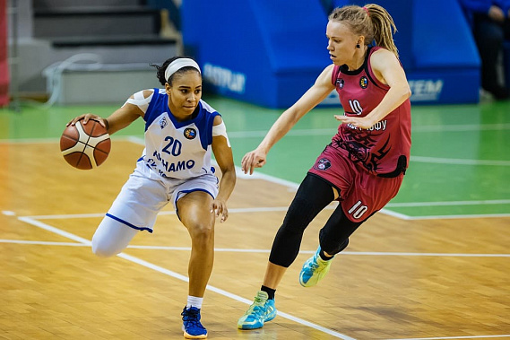 За мяч борется ростовчанка Анастасия МАКСИМОВА (№ 10).