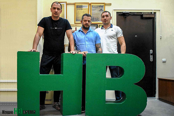 Сборная «Пересвета» в редакции газеты: Алексей НИКАНОВ, Петр МИРОШНИКОВ, Дмитрий ГАМЕЦКИЙ.