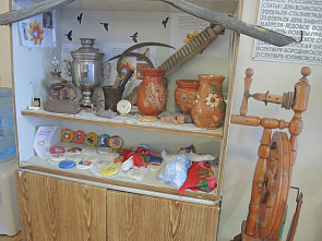 В горнице моей светло...