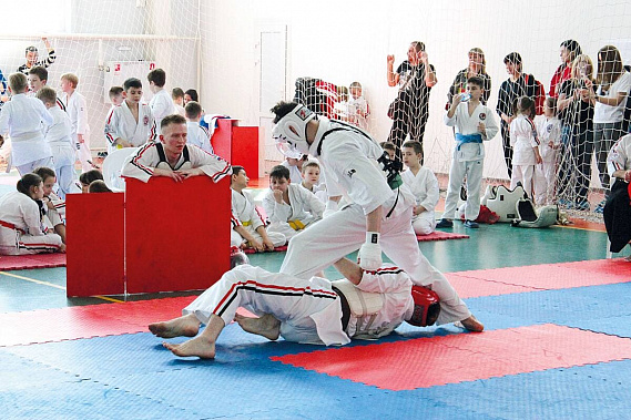 Бой за первое место в категории «мужчины 18+ до 85 кг» между Антоном ЧУМАКОВЫМ и Евгением ИВАНЧЕНКО.