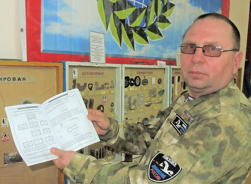 Заместитель командира поискового школьного отряда «Памяти РАУ» Сергей Владимирович Ширенко и во время организованной им в Ростове выставки артефактов военных лет продолжал координировать работу волонтеров, собирающих гуманитарную помощь