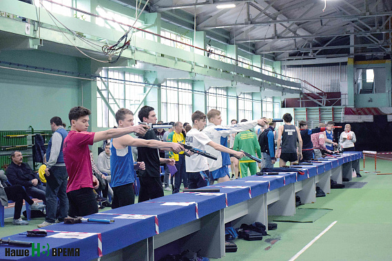 В легкоатлетическом манеже ДГТУ прошли финальные старты турнира четырехборцев. Финальный забег . «Комбайн» – это бег со стрельбой из лазерного пистолета.