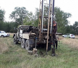 На участке для размещения полигона бурят скважины