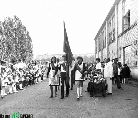 На празднике последнего звонка выпускники выносят Знамя школы.