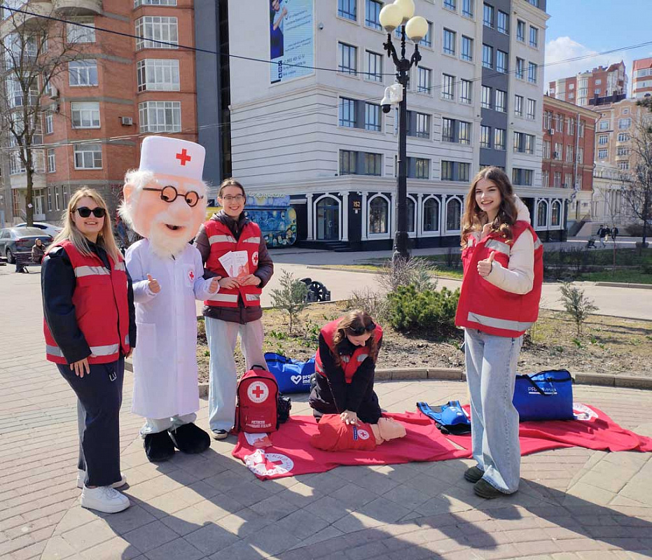 Волонтеры Красного Креста в центре Ростова