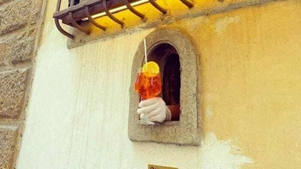 Разработанные еще в 14 веке во время чумы «винные окошки» во Флоренции снова используют местные торговцы вином