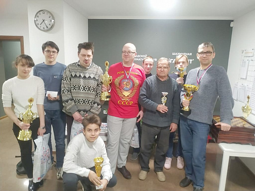 Победители и призеры международного турнира Newspaper Our Time-100, который прошел в Ростовском городском шахматном клубе.