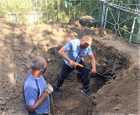 Кто был захоронен в братской могиле в поселке Алмазный?