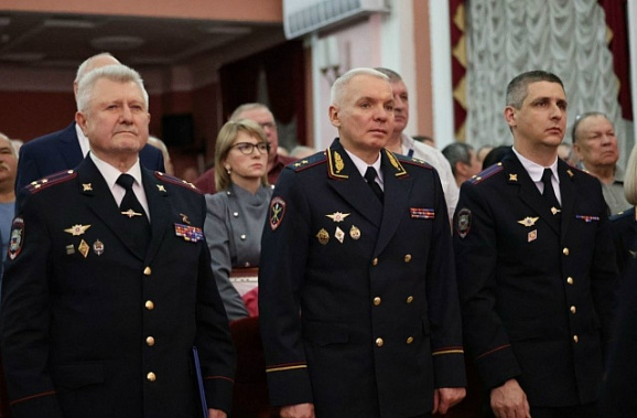 Изюминкой торжества стало исполнение гимна ветеранов МВД…