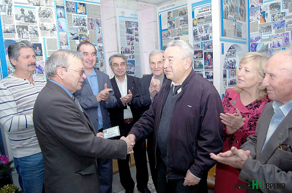 Почетный знак и удостоверение заслуженного путешественника России № 978 в клубе «Планета» вручил Виктору Андреевичу Дзюбе председатель ростовской организации спортивного туризма Михаил Сергеевич Рассудов (справа налево на переднем плане).