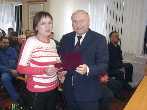 Валерий Богоянов награждает Ирину Чистоусову медалью ордена «За заслуги перед Отечеством».