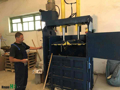 специально оборудованном складе установлен пресс для формирования кип втортырья.