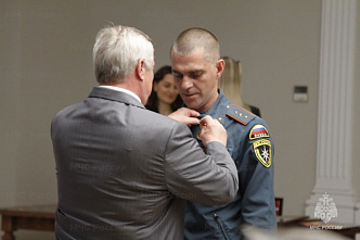 Ростовский пожарный, который спас девушку в Донбассе, получил медаль Алексея Береста