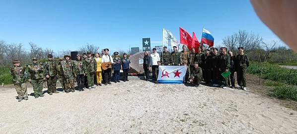  Приазовье: отмечают у костра  день рождения  поискового отряда...