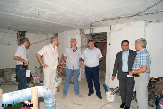 Ремонт подвала в доме № 20 на бул. Петровском в Азове идет должным образом или нет? Единого мнения у общественников пока нет.