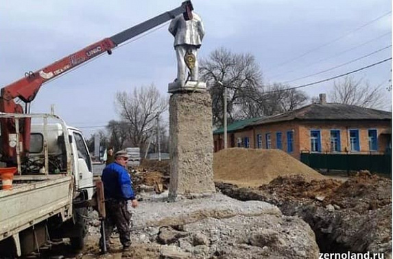 Из парка станицы Мечетинской убрали памятник Ленину