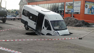 В Каменск-Шахтинском маршрутка с пассажирами провалилась в яму на проезжей части