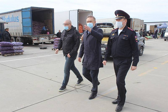 На усмиренном рынке работают полиция и следователи.