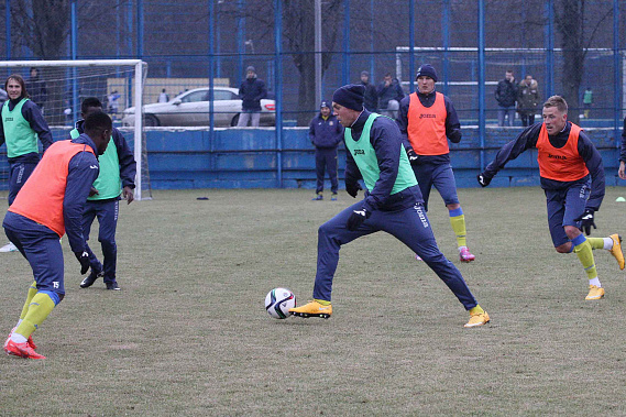 На рельсы перед «Локо»