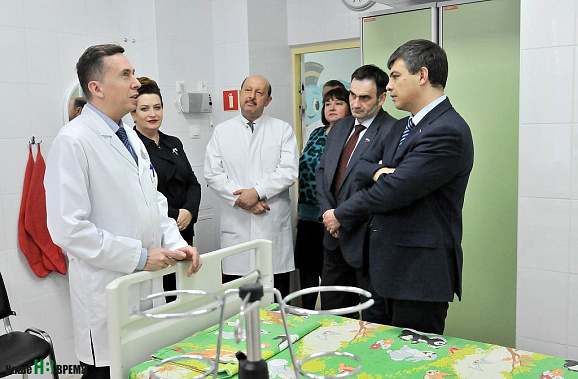 По оценке Дмитрия Морозова (справа), Ростовский детский диагностический центр имеет отличные перспективы развития.