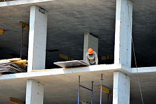 Замок Дракулы и гостиница в парке