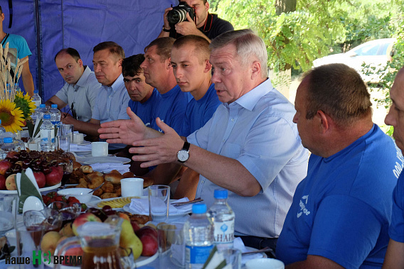 Губернатор Василий ГОЛУБЕВ (второй справа) рассказал о надеждах области на урожай и пообещал решить проблемы с водой в поселке Новоперсиановском.