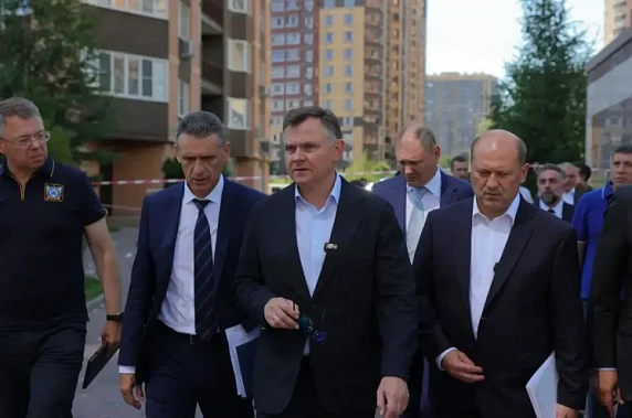 Юю Слюсарь приехал в пострадавших при ночном ударе украинских дронов ЖК 
