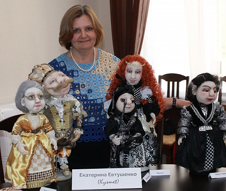Судья первой категории, член Миллеровской шахматной федерации Екатерина Леонидовна ЕВТУШЕНКО во время занятий с ребятами использует шахматные… куклы. Это – авторские работы самой Евтушенко. С учетом влияния COVID-19 «для правдивости»  на куклы, видимо, пр