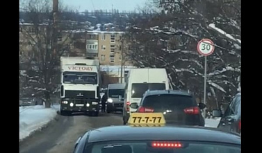 Каменским пассажирам пришлось выталкивать маршрутку