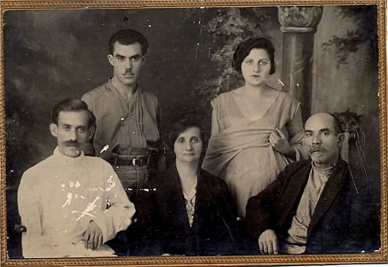 Лекутский во втором ряду слева. Снимок 1929 года