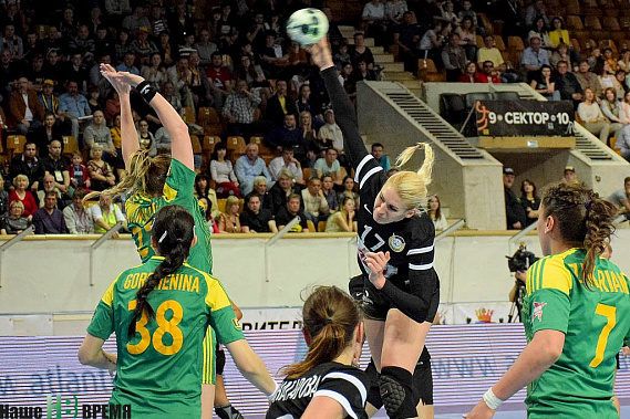 Атакует олимпийская чемпионка Владлена Бобровникова. Мы пишем мячами песни атак...