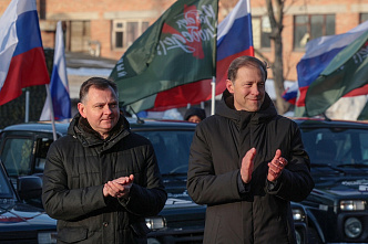 Донской  губернатор Юрий Слюсарь вместе с первым вице-премьером федерального правительства Денисом Мантуровым передали в зону СВО партию автотехники