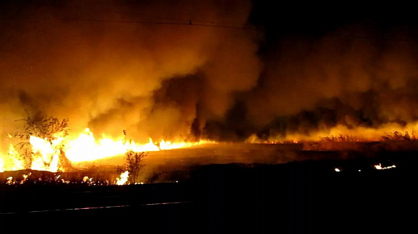 Между Ростовом и Батайском полыхает ландшафтный пожар