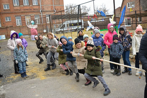 Во время шуточных соревнований образовались дружные команды, которые очень упорно боролись за победу.