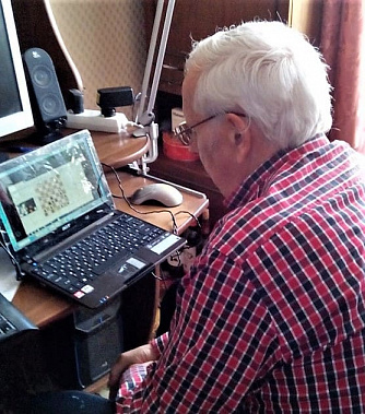 Онлайн тренировку к ближайшему блиц-турниру проводит со своими воспитанниками тренер-преподаватель ДЮСШ №4 мастер ФИДЕ Виктор Игнатов.