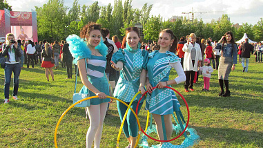 На поляне перед физфаком ЮФУ собрались те,  кто в разное время окончил университет