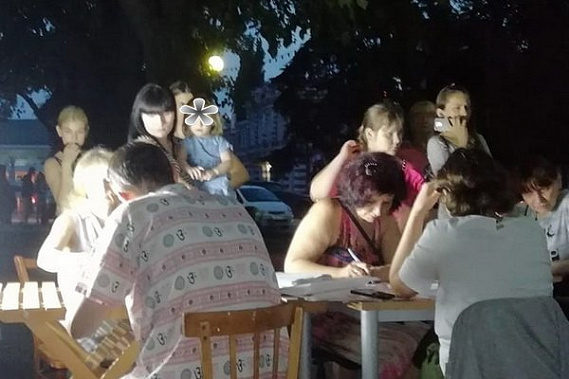 Местные жители собирают подписи в поддержку требования не допустить строительсва МЭОК. Собрано уже свыше двух тысяч подписей.
