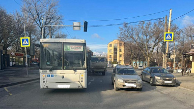 В Ростове автобус №49 с пассажирами попал в ДТП