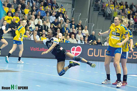 Ворота датчанок атакует наша француженка – чемпионка мира Дембеле... Фото с www.gc-rostov-don.ru