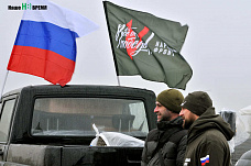На Самбекских высотах Снегурочки Народного фронта вручили военным 57 внедорожников с подарками