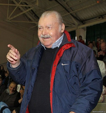 Удар в «девятку» - смелый бросок. «Мёртвая хватка» - как хорошо. Атака снова - вратарь на месте. Виктор Киктев - многим известен. Виктор Киктев - знаем такого. Он из СКА, он из Ростова.