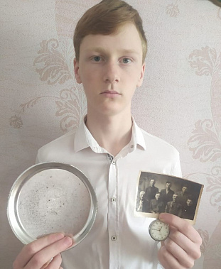 В семье Александра БЛОХИНА сохранились вещи прадеда Ивана Михайловича Борзилова — тарелка с надписью «Союз-Аполлон» и наручные часы «Восток».