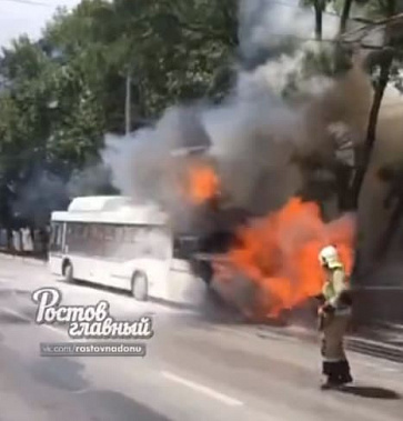 В Ростове сгорел пассажирский автобус