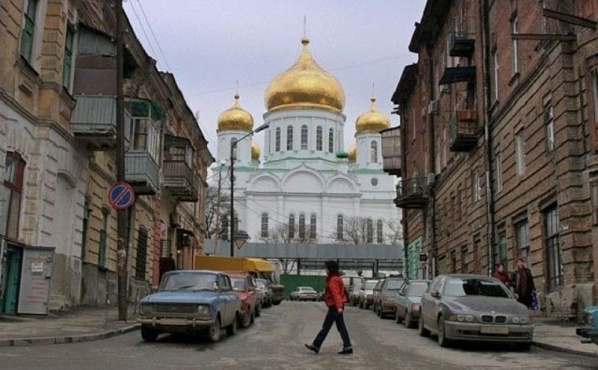 Образец исторической фоновой застройки - южная часть Соборного переулка. Источник фото: pravdarostov.com