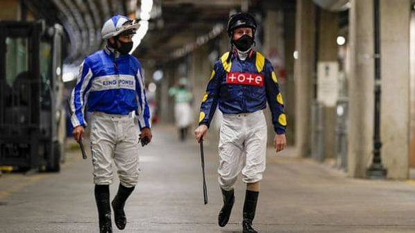 В британском Аскоте возобновились традиционные скачки: наездники в масках