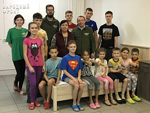 Донские активисты ОНФ передали кровати семейному детскому дому, эвакуированному в Новочеркасск