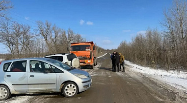 Местные жители перекрыли под Ростовом дорогу мусоровозам к незаконной свалке