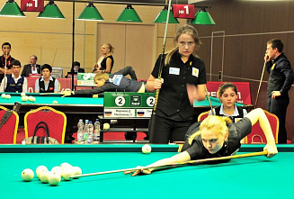 Зеленое сукно, белые шары