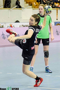 Лучший игрок матча Виктория Борщенко забивает с семиметрового.