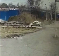 В Батайске таксист сбежал от грузовика под мост